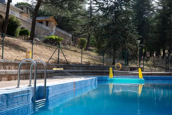 Piscina exterior de la comunidad terapéutica