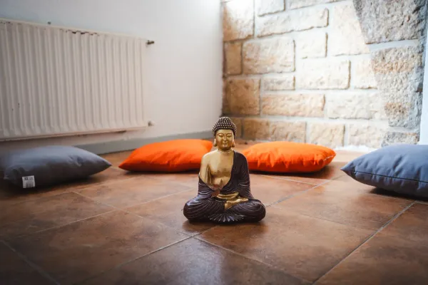 Sala de meditación con cojines en la comunidad terapéutica