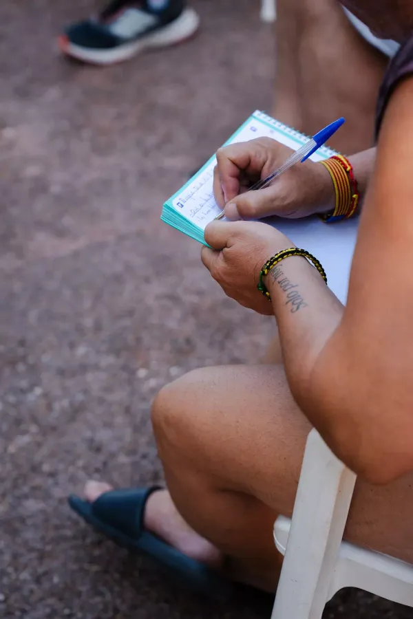 Trabajo en una sesión grupal de la comunidad terapéutica